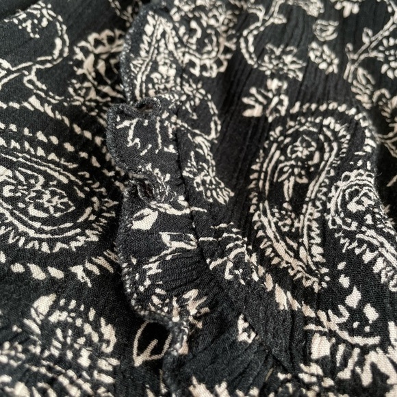 MUDD Black and White Tulip Paisley Shorts, Size M - Picture 7 of 7